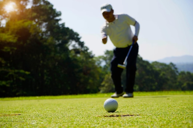 Ein Mann spielt Golf auf dem Spielfeld