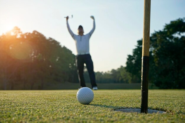 Foto ein mann spielt golf auf dem spielfeld