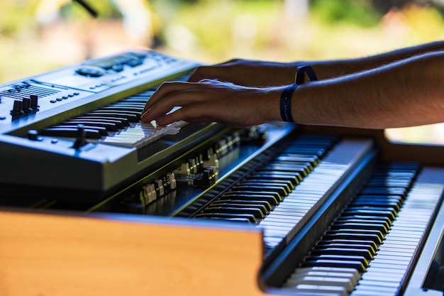 Foto ein mann spielt klavier.