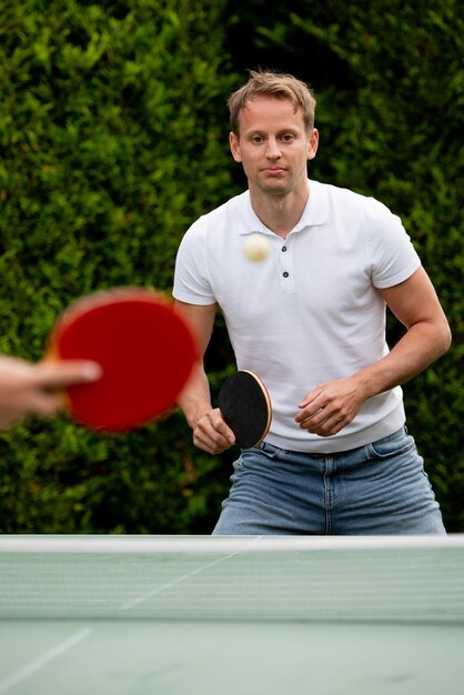 Ein Mann spielt mit einem Ball