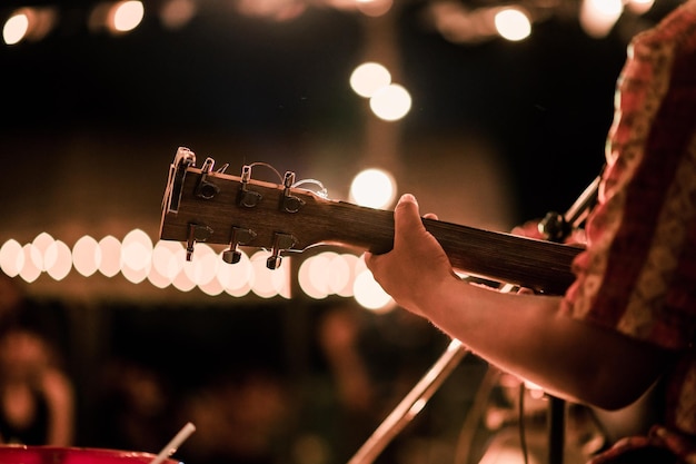 Foto ein mann spielt nachts gitarre