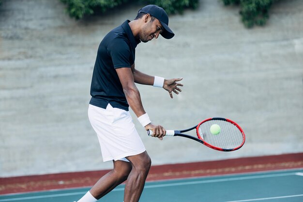 Foto ein mann spielt tennis.