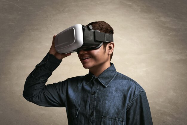 Ein Mann spielt Videospiele mit einem VR-Headset