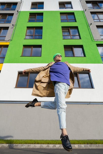 Ein Mann springt auf die Straße