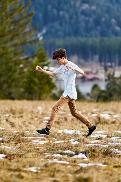 Foto ein mann springt im winter auf dem feld