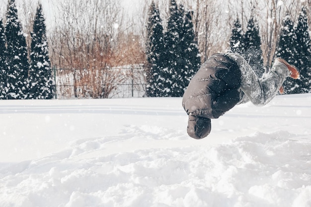 Ein Mann springt in den Schnee