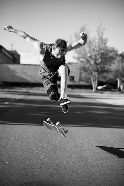 Foto ein mann springt in voller länge auf einem skateboard