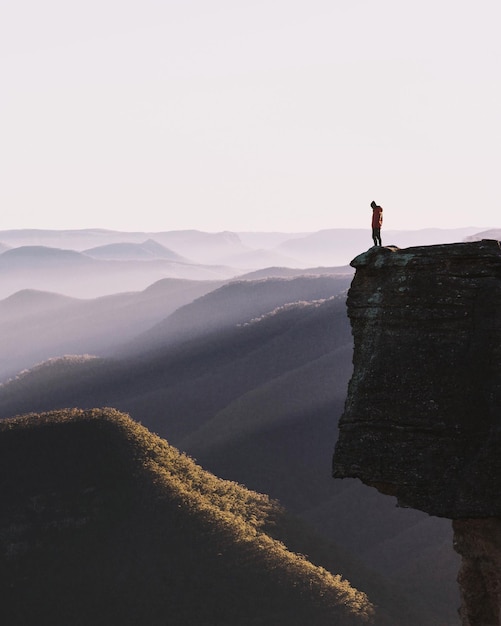 Foto ein mann steht am rande einer klippe