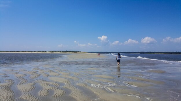 Foto ein mann steht am strand vor klarem himmel