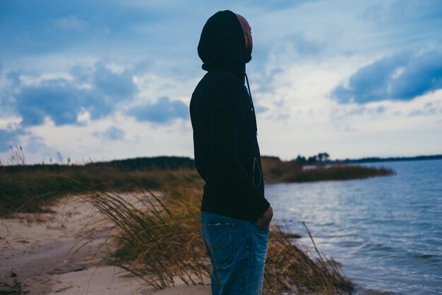 Foto ein mann steht am strand.