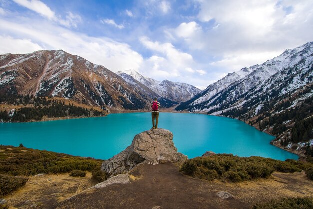 ein Mann steht auf einem Berg ein Bergsee GletscherBig Almaty Lake Kasachstan Almaty