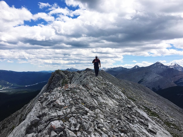 Foto ein mann steht auf einem berg gegen den himmel