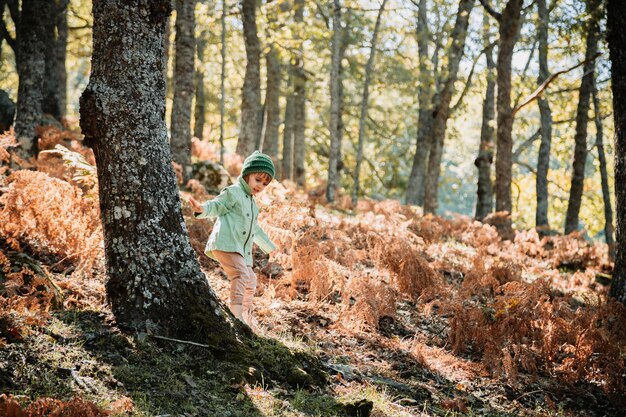 Foto ein mann steht bei bäumen im wald