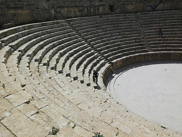 Foto ein mann steht im amphitheater