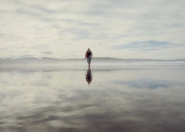 Foto ein mann steht im meer gegen den himmel