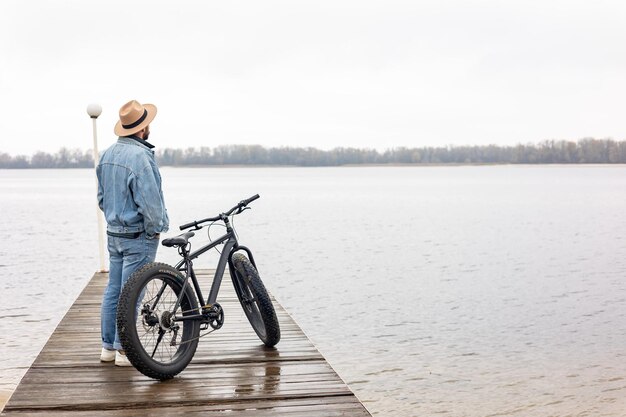 Ein Mann steht mit einem Fahrrad