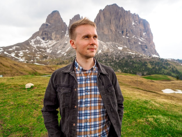 Ein Mann steht vor dem Hintergrund der Dolomiten in Italien