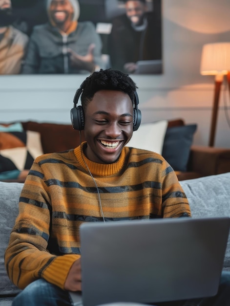 Ein Mann strahlt Freude aus, während er Videoinhalte auf seinem Laptop bearbeitet. Sein Lächeln spiegelt die Zufriedenheit der kreativen Arbeit wider.