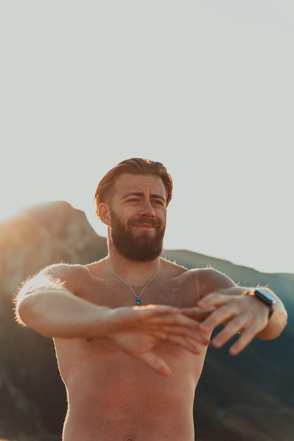 Ein Mann streckt nach einem harten Training in den frühen Morgenstunden seine Arme