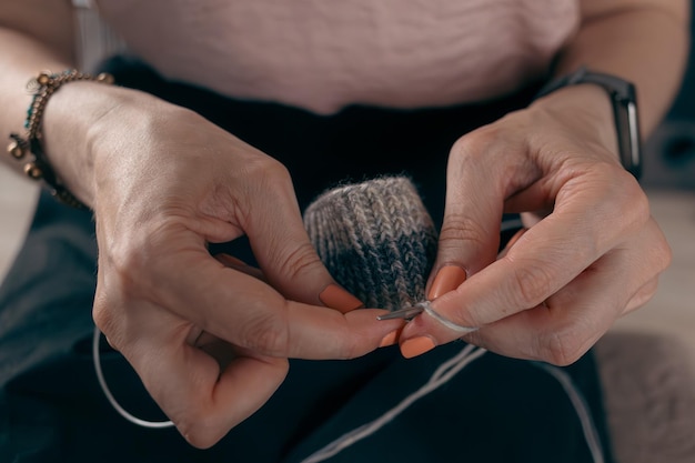 ein Mann strickt mit einer Nadel und einer Nadel
