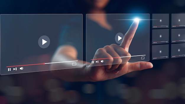 Ein Mann sucht nach Video-Inhalten im Internet, um Online-Unterhaltung, Streaming, Online-Streaming, Video, Online-Lernen, Video und Live-Aufnahmen zu sehen, Musikshows oder Online-Lehren zu hören