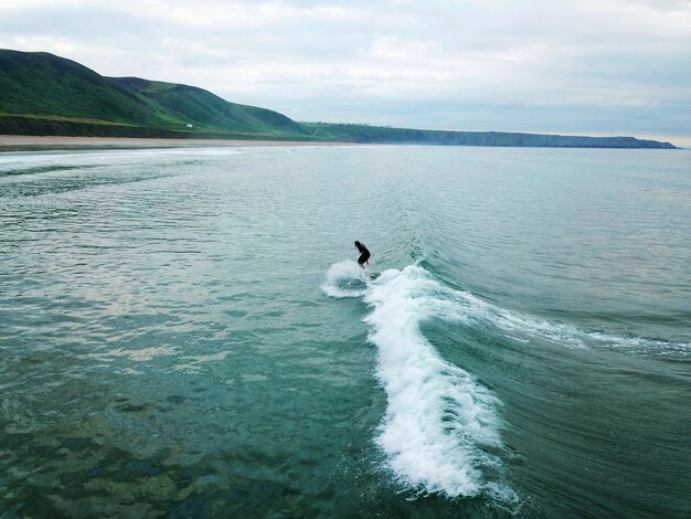 Foto ein mann surft im meer