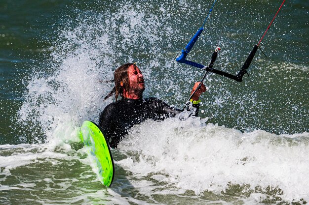 Foto ein mann surft im meer