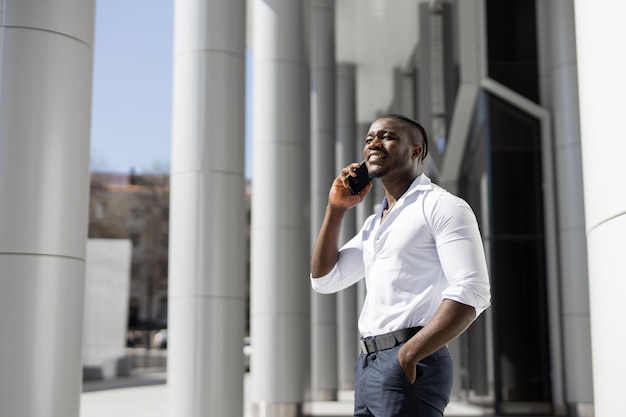 Ein Mann telefoniert außerhalb eines Gebäudes