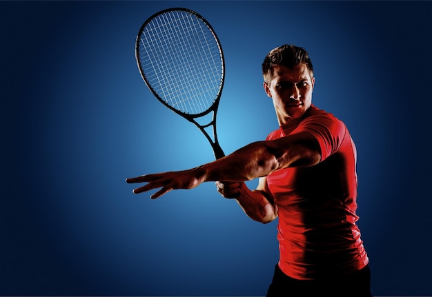 Ein-Mann-Tennisspieler-Porträt in Silhouette