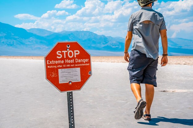 Ein Mann Touristen zu Fuß weißes Salz des Badwater Basin durch extreme Hitze Kalifornien alarmiert