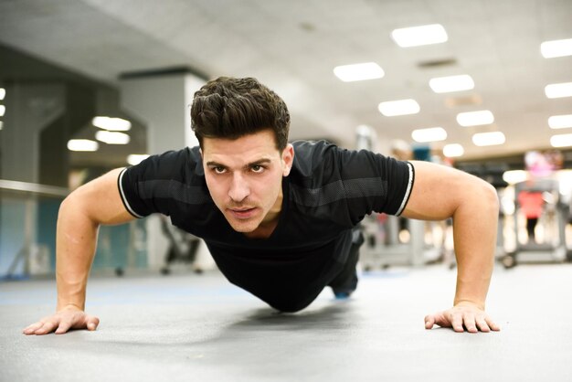 Foto ein mann trainiert im fitnessstudio