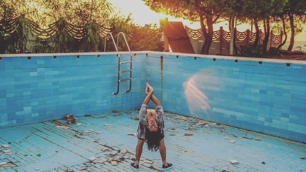 Ein Mann trainiert in einem leeren Schwimmbad