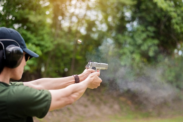 Ein Mann übt Schusswaffe