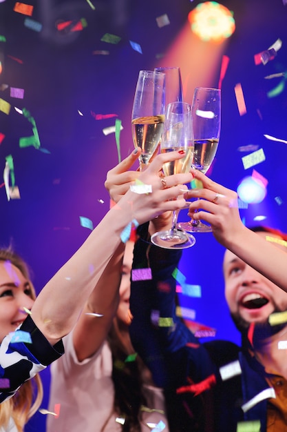 Ein Mann und drei Mädchen freuen sich und feiern die Party im Nachtclub