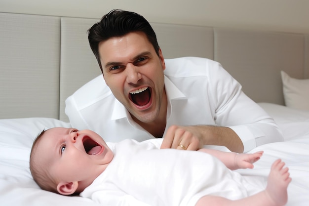 Ein Mann und ein Baby spielen in einem weißen Hemd auf einem Bett.