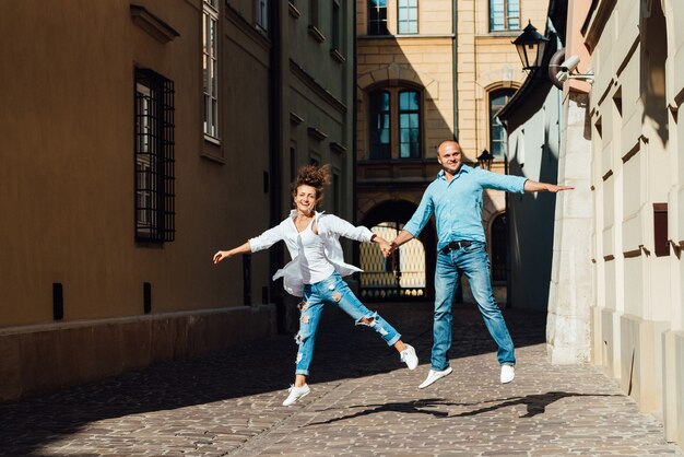 Ein Mann und ein Mädchen gehen morgens glücklich durch die leeren Straßen des alten Europa