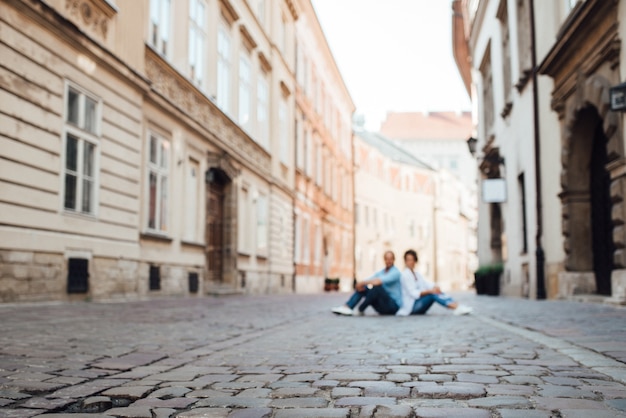 Ein Mann und ein Mädchen gehen morgens glücklich durch die leeren Straßen des alten Europa