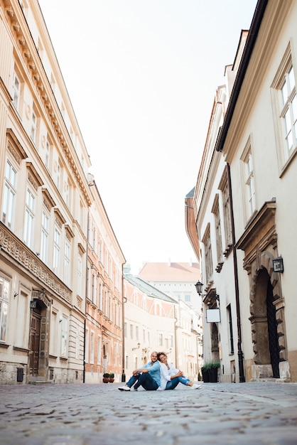 Ein Mann und ein Mädchen gehen morgens glücklich durch die leeren Straßen des alten Europa