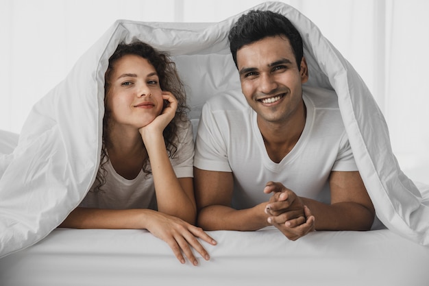 Ein Mann und eine Frau liegen auf einem Bett