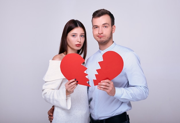 Ein Mann und eine Frau mit einem roten gebrochenen Herzen.