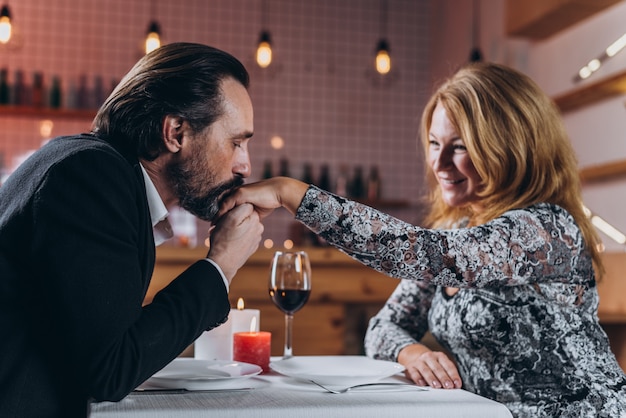 Ein Mann und eine Frau mittleren Alters speisen in einem Restaurant