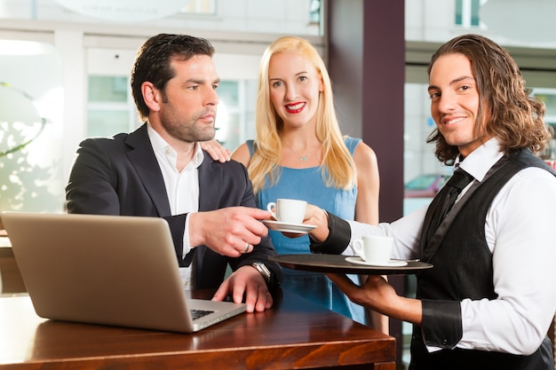 Ein Mann und eine Frau sitzen im Café