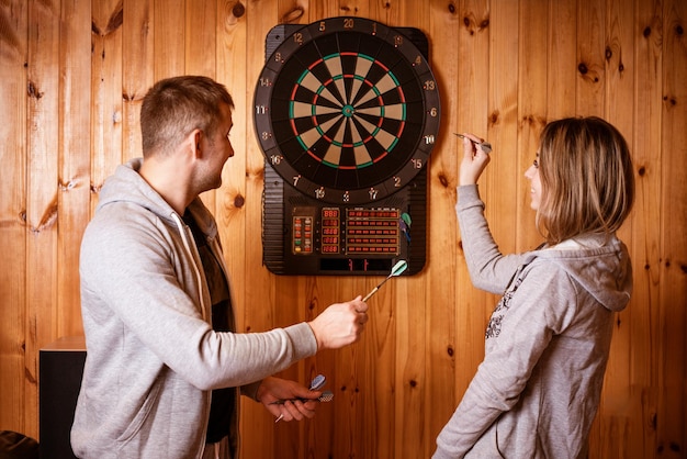 Foto ein mann und eine frau spielen darts