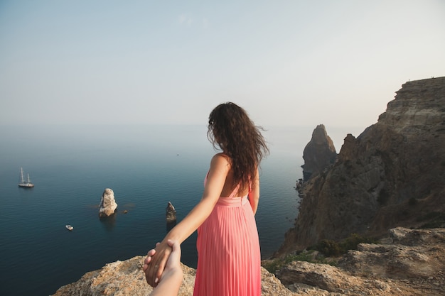 Ein mann und eine frau stehen auf dem berg.