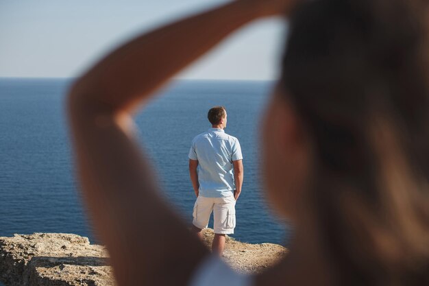 Ein Mann und eine Frau stehen auf dem Berg