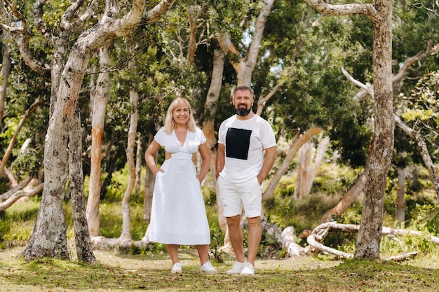 Ein Mann und eine Frau stehen im Dschungel auf der tropischen Insel Mauritius