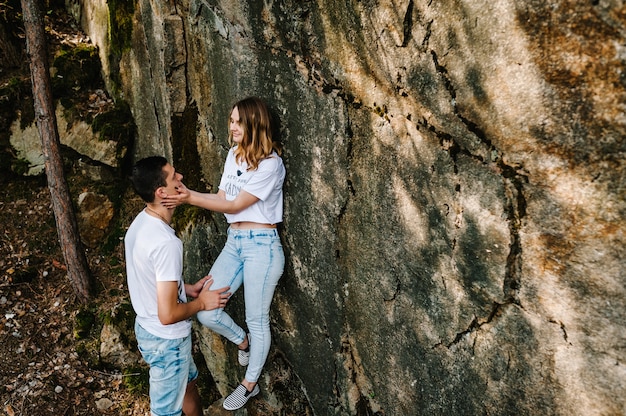 Ein Mann und eine Frau stehen in der Nähe eines großen Felsens