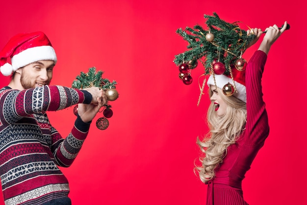 ein Mann und eine Frau stehen neben Weihnachtsdekorationen, eine lustige Urlaubszeit in hoher Qualität.