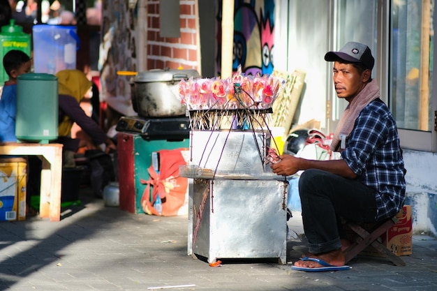 Ein Mann verkauft traditionelle Lollipop-Süßigkeiten beim Pasar Kangen Festival Yogyakarta 27. Juli 2023