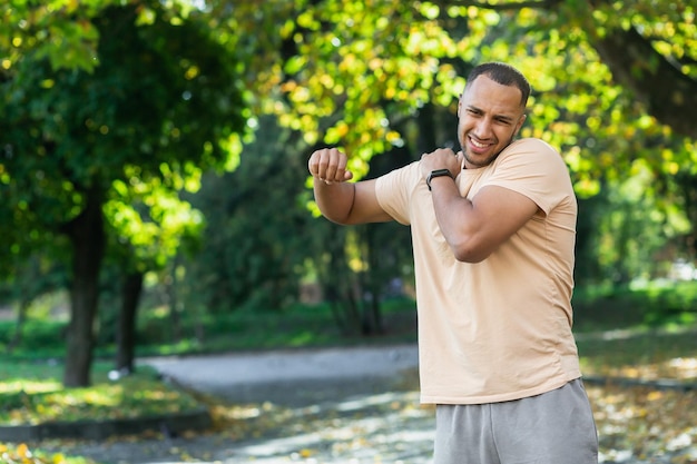 Ein Mann verletzte sich während eines Fitnesskurses an der Schulter, während sich ein Afroamerikaner verletzte